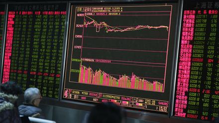 In China war der Börsenhandel am Montag entsprechend einer neu in Kraft getretenen Regelung vorzeitig ausgesetzt worden.