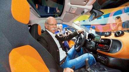 Smart. Daimler-Chef Dieter Zetsche am Steuer des neuen Kleinwagens.