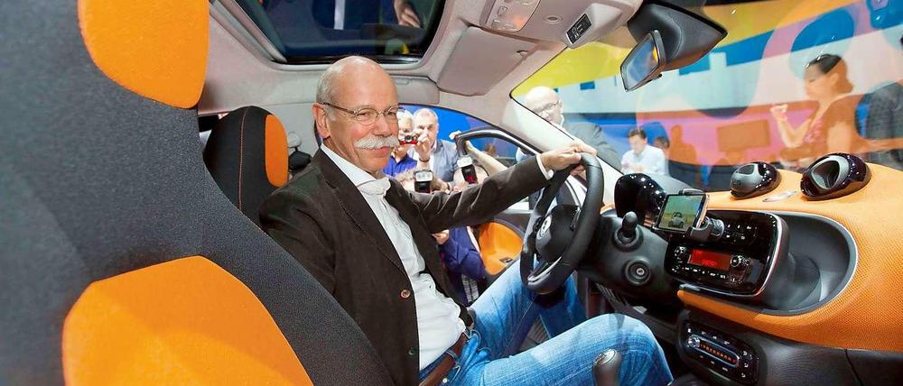 Smart. Daimler-Chef Dieter Zetsche am Steuer des neuen Kleinwagens.