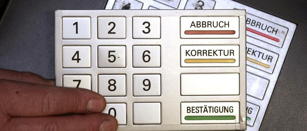 Im rheinland-pfälzischen Landeskriminalamt (LKA) in Mainz wird ein Modell-Bankautomat gezeigt, der mit einem täuschend echt aussehenden zweiten Tastenfeld umgebaut worden ist. 