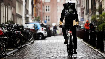 Essenauslieferung per Fahrradkurier in Amsterdam. Die Dienstleistung soll auch bald in Deutschland zur Verfügung stehen.