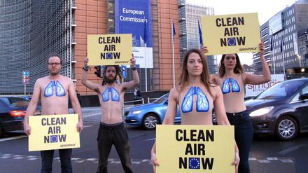 Aktivisten von Greenpeace fordern vor dem Gebäude der EU-Kommission saubere Luft. 