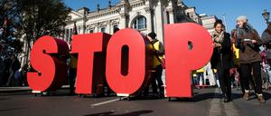 Demonstranten laufen mit großen roten "STOP"-Buchstaben auf einer Demonstration gegen das transatlantische Handelsabkommen TTIP (USA) und Ceta (Kanada) am Reichstag in Berlin vorbei.