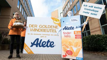 Aktivisten der Organisation foodwatch vor dem Firmensitz des Babynahrungsherstellers Alete in Bad Homburg (Hessen). 