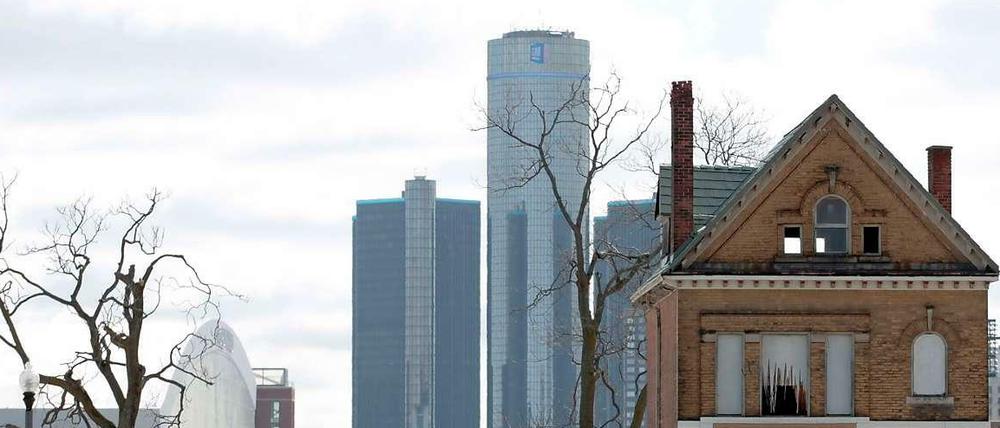 Wenig glanzvoll. In Detroit stehen tausende Häuser leer, tausende verfallen. Im Hintergrund ragt die GM-Zentrale in den Himmel. 