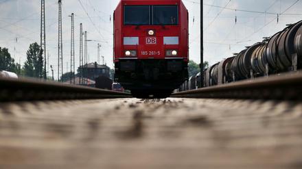 Ein Güterzug der Deutschen Bahn. Diese will Güterbahnhöfe in Deutschland schließen. 