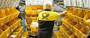 Teure Ware: Eine Mitarbeiterin der Deutschen Post sortiert Briefe im Briefzentrum. 