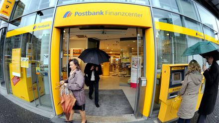 Der Vorstandschef der Postbank, Frank Strauß, hat angesichts der Niedrigzinspolitik der EZB das kostenlose Girokonto für Privatkunden in Frage gestellt.