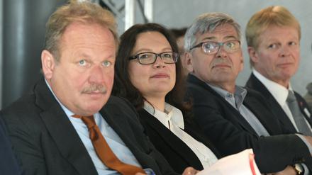 Gruppenbild mit Dame: Verdi-Chef Frank Bsirske, Bundesarbeitsministerin Andrea Nahles, der IG-Metall-Vorsitzende Jörg Hofmann sowie DGB-Chef Reiner Hoffmann.