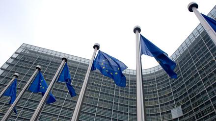 Europafahnen wehen vor dem Gebäude der Europäischen Kommission in Brüssel.