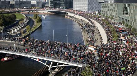 Mehrere tausend Menschen nehmen in Berlin an einer Demonstration gegen die transatlantischen Handelsabkommen TTIP und CETA teil.