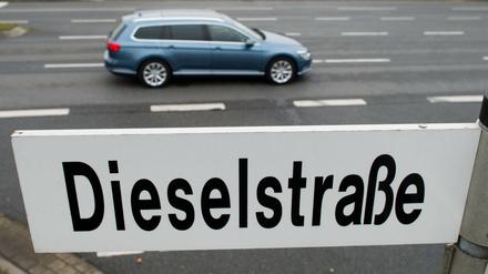 Nach dem Abgasskandal bei Volkswagen fordern Umweltverbände, dass das Umweltbundesamt die Autos im Realbetrieb testen soll - nicht das Kraftfahrtbundesamt.