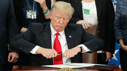 Rituale der Macht. Donald Trump inszeniert jede Unterschrift unter ein neues Gesetz. 