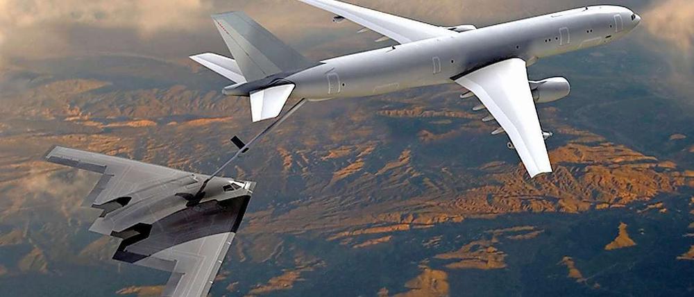 Ein Tankflugzeug vom Typ KC-30 beim Auftanken eines B2-Bombers in der Luft. Die Airbus-Mutter EADS will um den milliardenschweren Tanker-Auftrag der US-Luftwaffe nun doch wieder mitbieten.