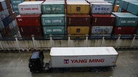 Container am internationalen Hafen in Myanmars Hauptstadt Rangun.