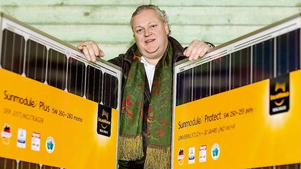 Frank Asbeck, Vorstandsvorsitzender der Solarworld, ist eine treibende Kraft hinter den EU-Importzöllen. Hier zeigt er Module aus einem Werk in Arnstadt (Thüringen). Durch die Übernahme von Bosch Solar erhielt Solarworld dort 800 Jobs.