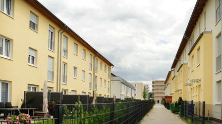 Neubauten in Berlin. Eine Neubausiedlung mit Reihenhäusern und im Bau befindlichen Miet- und Eigentumswohnungen an der Rudower Chaussee.