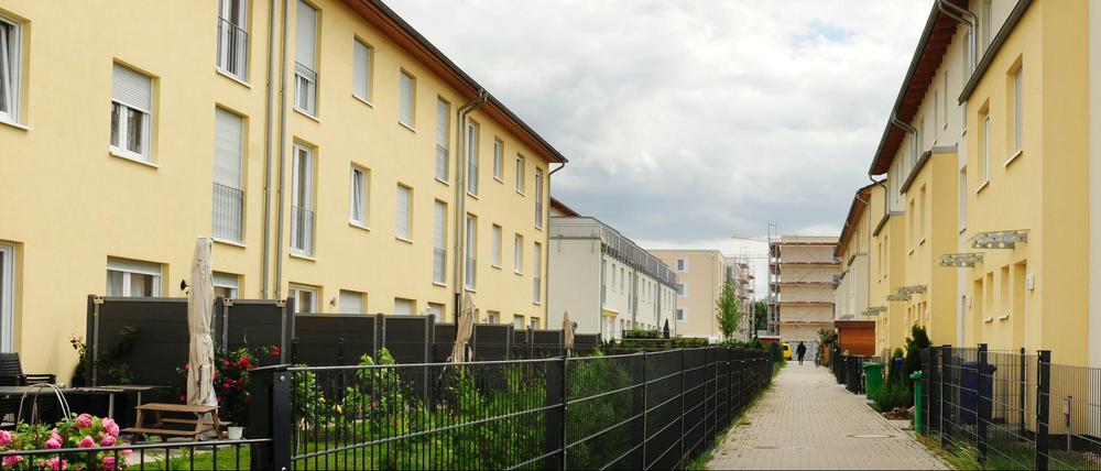 Neubauten in Berlin. Eine Neubausiedlung mit Reihenhäusern und im Bau befindlichen Miet- und Eigentumswohnungen an der Rudower Chaussee.