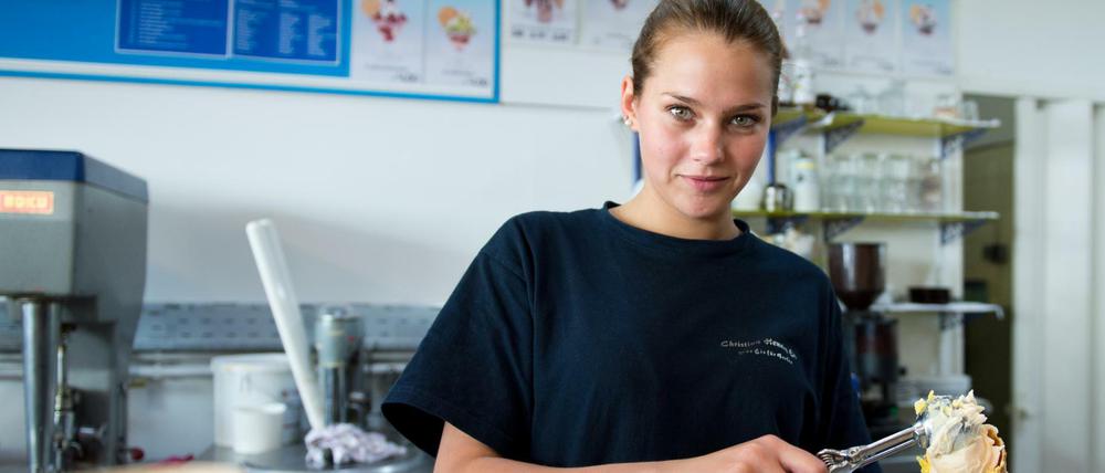 Die 19-jährige Schülerin arbeitet neben der Schule in einer Tempelhofer Eisdiele. 