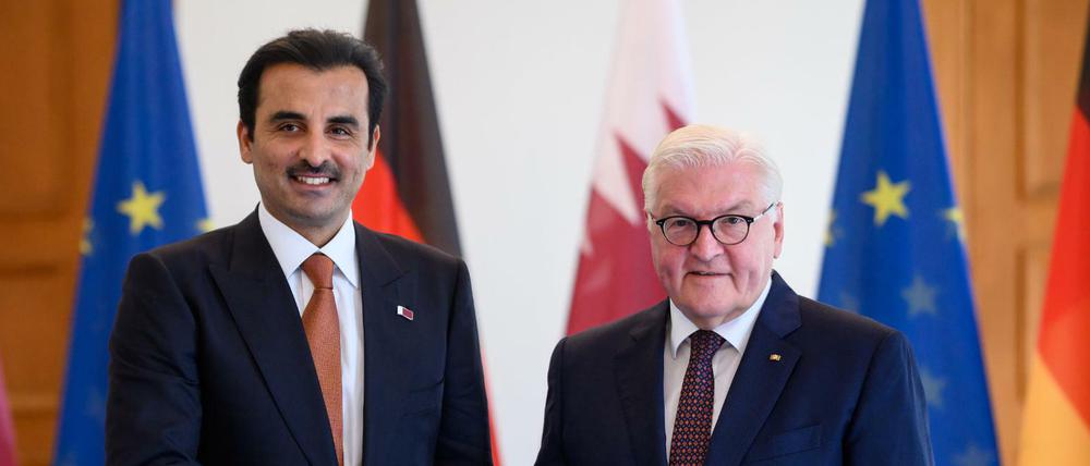 Bundespräsident Frank-Walter Steinmeier (rechts) und der Emir von Katar, Scheich Tamim Bin Hamad Al Thani, treffen sich im Schloss Bellevue zu einem Gespräch.