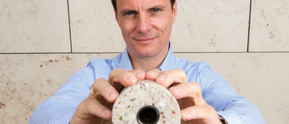 Der Vorstandsvorsitzende des norwegischen Startup-Unternehmens EnergyNest, Christian Thiel, mit einem ausgesägten Stück aus einem Energiespeichermodul.