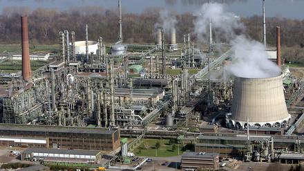 Eine Raffinerie von Shell gehört zu den wenigen Anlagen der deutschen Schwerindustrie, die bis 2020 überhaupt Kohlendioxid-Zertifikate ersteigern muss. Die meisten energieintensiven Industrieunternehmen haben mehr Zertifikate zugewiesen bekommen, als sie verbrauchen können. 
