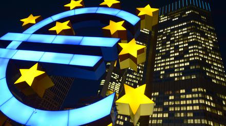 Die Euro-Skulptur vor der Europäischen Zentralbank (EZB) im hessischen Frankfurt am Main.