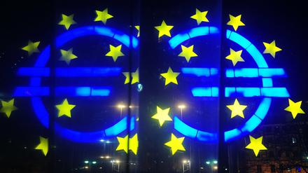 Euro im Visier. Die Euro-Skulptur spiegelt sich vor der Europäischen Zentralbank in einer Scheibe. 