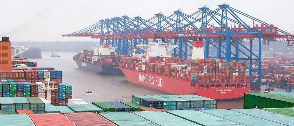 Riesige Container werden aus dem Hamburger Hafen in alle Welt verschifft.