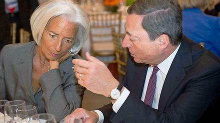 Spitzentreffen. Christine Lagarde, Direktorin des Internationalen Währungsfonds (IWF), und EZB-Präsident Mario Draghi am Rende der Konferenz im portugiesischen Sintra.