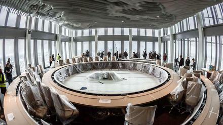 Draghi und die Mitglieder des Rats tagen bald im 41. Stock künftig auf beigen Ledersesseln und sitzen an einem mit beigen Leder bezogenen runden Konferenztisch.