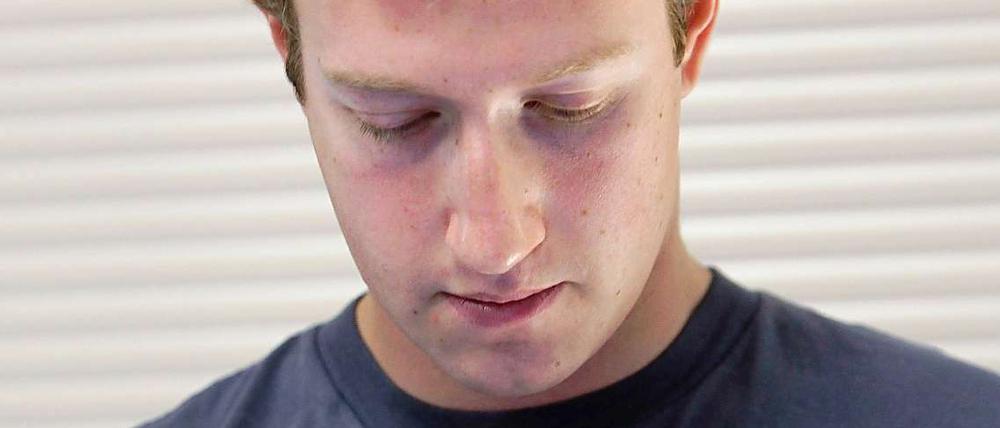 Das Handy soll's richten. Facebook-Chef Mark Zuckerberg setzt vor allem auf mobile Lösungen für Facebook.