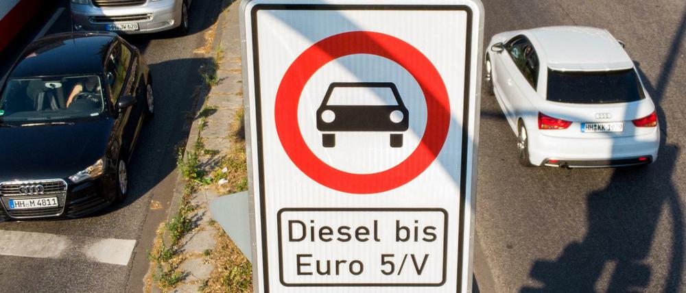 Ein Fahrverbotsschild in Hamburg für Fahrzeuge mit Diesel-Motor bis Euro 5.