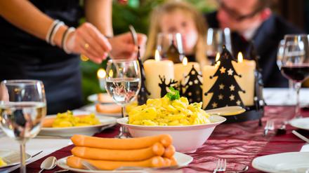 Das Lieblingsweihnachtsessen der Bundesbürger: Kartoffelsalat mit Würstchen. Die Zutaten lassen sich gut im voraus einkaufen.