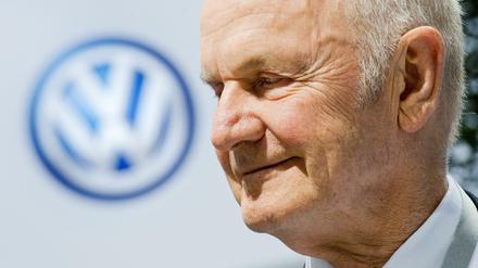 Der frühere VW-Aufsichtsratschef Ferdinand Piëch steht im Mai 2014 in Hannover vor Beginn der Hauptversammlung der Volkswagen AG vor einem VW-Logo. 