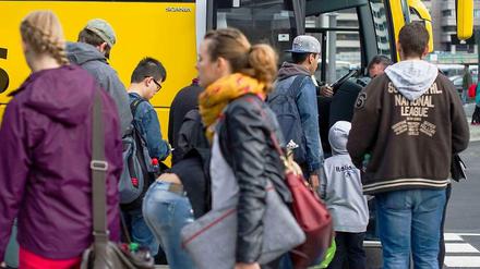 Wegen des Streiks bei der Deutschen Bahn sind Fernbusse, wie hier in Hannover, überfüllt.
