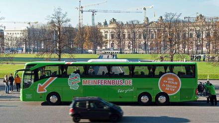 Ein grüner Bus des Betreibers MeinFernbus hält am Lustgarten in Berlin.