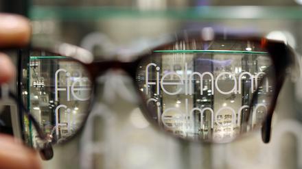 Ein Fielmann-Geschäft in Hamburg durch eine Brille gesehen.
