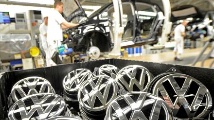 In den Volkswagen-Werken rollen die Bänder nach der Einigung mit dem Zulieferer wieder an. 
