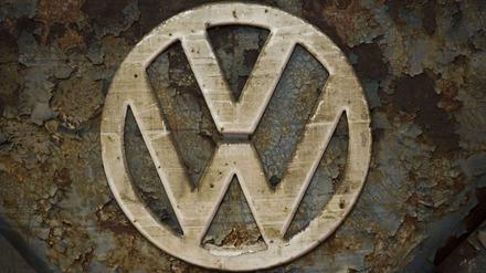 Das verwitterte Logo von VW