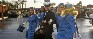 Szene aus dem Steven-Spielberg-Film "Catch Me If You Can" mit Leonardo DiCaprio von 2002, der auf einer wahren Geschichte basiert. Der Hochstapler ergattert eine Uniform der Airline PanAm und hebt ab. Sind auch Air Berlins Uniformen ein Sicherheitsrisiko?