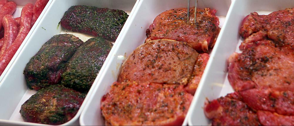 Fleisch in einer Metzgerei. Die Grünen fordern einen Mindestpreis für Fleischprodukte. 