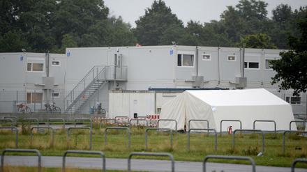 Zelte und Container: Die Zentrale Erstaufnahmeeinrichtung für Flüchtlinge in der Nähe des Stadions des Hamburger SV in Hamburg.