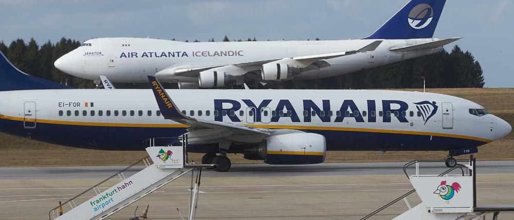 Ein Flugzeug von Ryanair in Frankfurt am Main. 