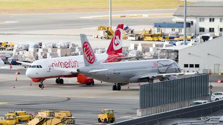 Flugzeuge der insolventen Fluglinie Niki stehen auf dem Flughafen Schwechat bei Wien. 