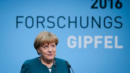 Bundeskanzlerin Angela Merkel (CDU) in Berlin im Allianz-Forum beim Forschungsgipfel 2016