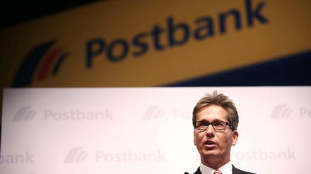 Der Vorsitzende des Vorstandes der Postbank, Frank Strauß, spricht am 28.08.2015 in Bochum (Nordrhein-Westfalen) während der Hauptversammlung zu den Aktionären. Strauß hat angesichts der Niedrigzinspolitik der EZB das kostenlose Girokonto für Privatkunden in Frage gestellt.