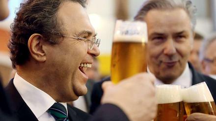 Abstinenzler sollte man nicht sein: Agrarminister Hans-Peter Friedrich (CSU) und der Regierende Bürgermeister Klaus Wowereit (SPD) kosten Bier auf der Grünen Woche. 