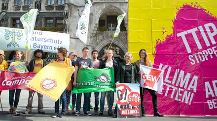 Kritiker: Vor dem G7-Gipfel auf Schloss Elmau demonstrieren junge Leute gegen TTIP.