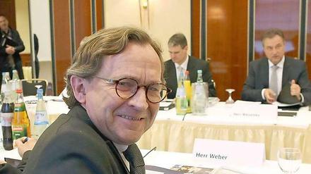 Claus Weselsky (r), Bundesvorsitzender der Gewerkschaft Deutscher Lokomotivführer GDL, und Ulrich Weber (vorne), Personalvorstand der Deutschen Bahn, sitzen sich zu Beginn der Verhandlungen gegenüber.